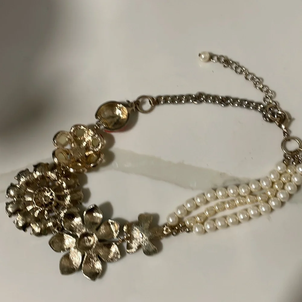 BEAUTIFUL COLORFUL STATEMENT NECKLACE. - Picture 8 of 10